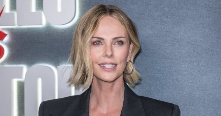 Шарлиз Терон в бикини: 50-летняя актриса отдыхает на пляже