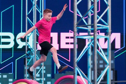 Школьник из Благовещенска тренируется на фоне Китая для шоу «Суперниндзя. Дети»