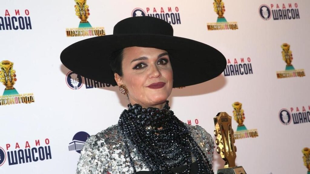 Слава на Мальдивах: заплыв с акулами и новый спутник