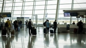 США отправляют агентов ICE в аэропорты из-за шатдауна