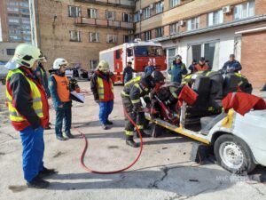 Сызранские пожарные спасли людей из разбитой машины