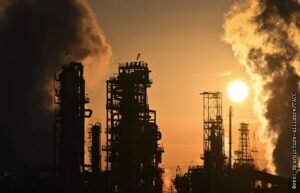 Цена нефти Brent достигла $84 за баррель впервые с лета 2024 года