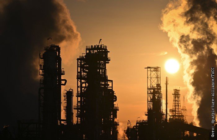 Цена нефти Brent достигла $84 за баррель впервые с лета 2024 года