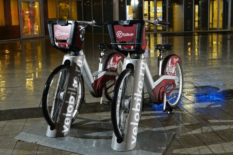 В России могут запретить движение велосипедов с электродвигателями по тротуарам