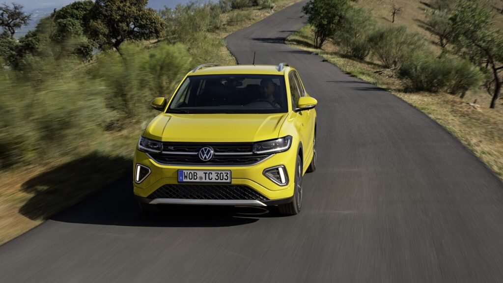 В Россию вернулись кроссоверы Volkswagen T-Cross: цены от 1,3 млн рублей