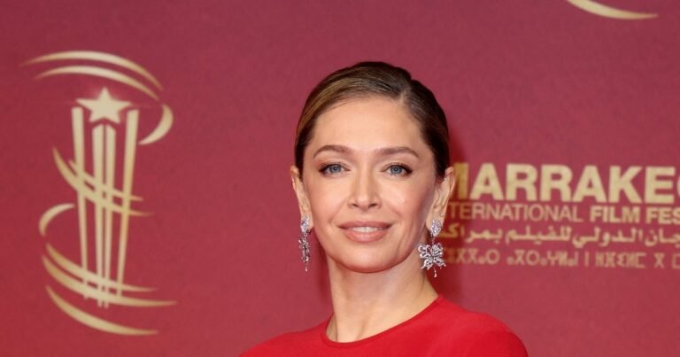 Веру Брежневу раскритиковали за внешний вид на показе в Париже