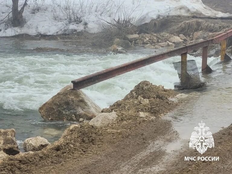 Весеннее половодье в Рязанской области: уровень воды растет, мост затоплен