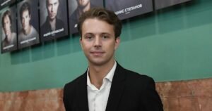 Внук Андрея Миронова покоряет Instagram стильными фото