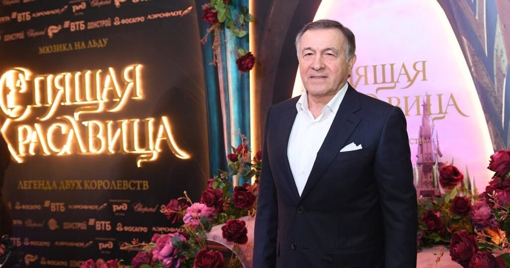 70-летний Араз Агаларов показал редкое фото с молодой женой и детьми