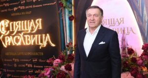 70-летний Араз Агаларов показал редкое фото с молодой женой и детьми