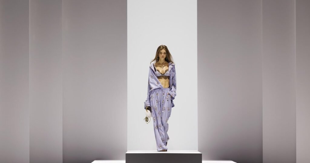 Брюки в стиле 70-х вернулись в моду: гайд по стилизации и сочетанию