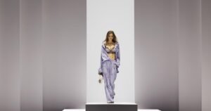 Брюки в стиле 70-х вернулись в моду: гайд по стилизации и сочетанию