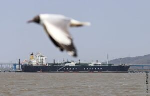 Через Ормузский пролив проходит все больше судов