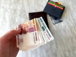 Двойная выплата пособий к майским праздникам: что ждет россиян