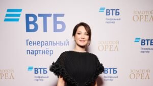 Екатерина Климова в эффектном кожаном плаще покорила поклонников