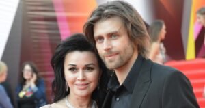 Фигурист Петр Чернышев с дочерью посетил могилу Анастасии Заворотнюк