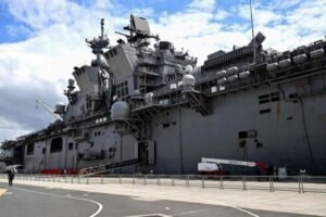 Иран вынудил авианосец USS Tripoli отступить в Индийский океан