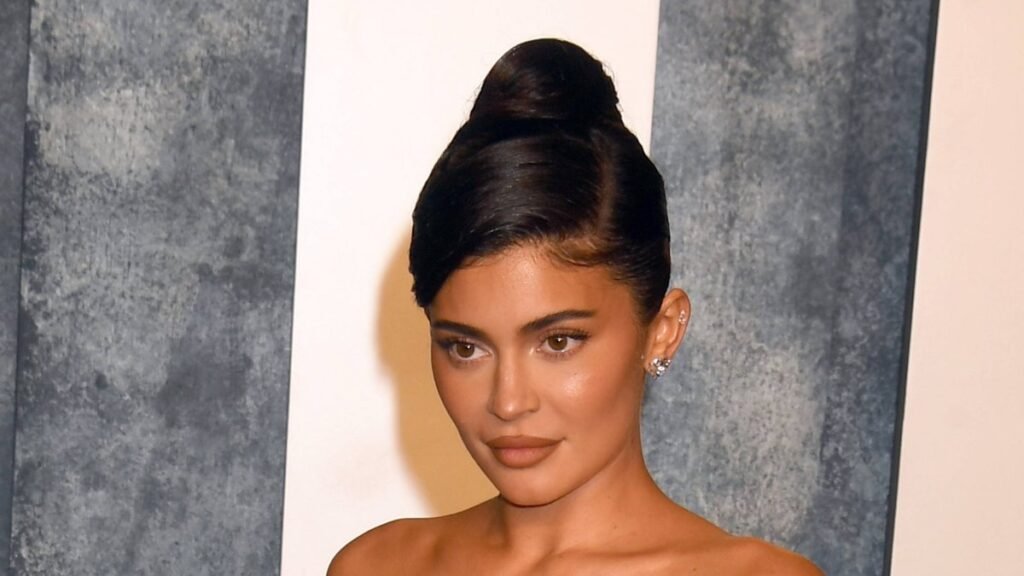 Кайли Дженнер раскритиковали за фото кошки на бриллиантовом поводке