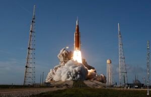 Корабль "Орион" с астронавтами на борту стартовал к Луне