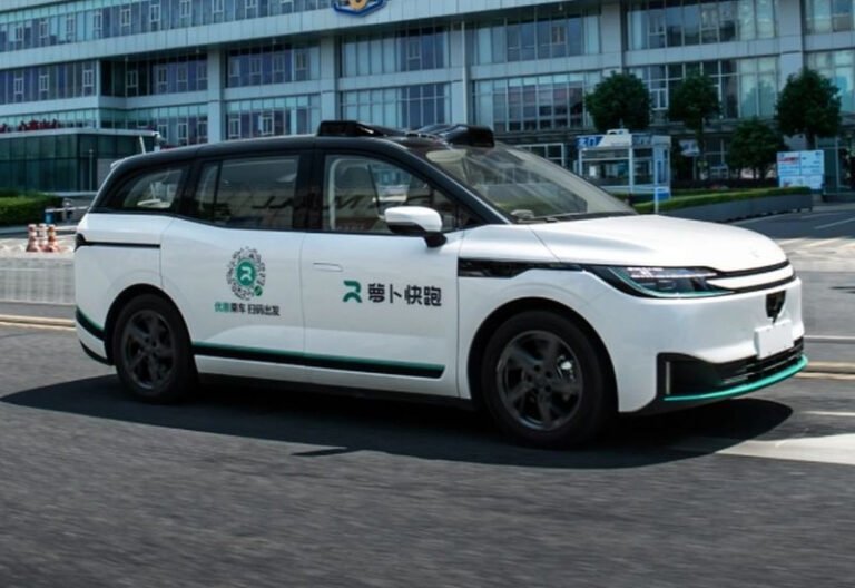 Массовый сбой роботакси в Китае: сотни машин замерли в потоке