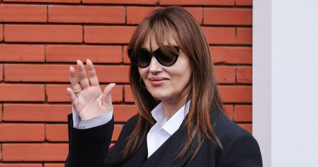 Моника Беллуччи в 61 год поражает идеальными ногами на модной фотосессии