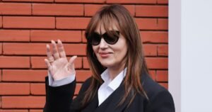 Моника Беллуччи в 61 год поражает идеальными ногами на модной фотосессии