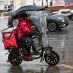 Парадоксы российской экономики: курьеров не хватает, а их отстраняют тысячами