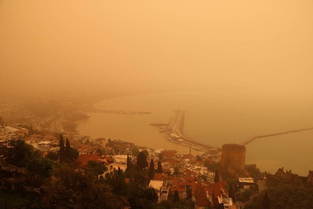 Песчаный шторм окрасил Анталью в оранжевый цвет