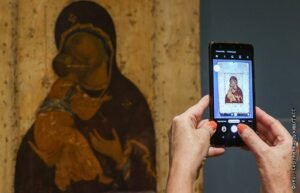 Третьяковская галерея передаст РПЦ Владимирскую и Донскую иконы