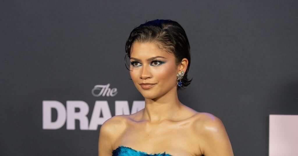 Зендая в платье из 65 тысяч перьев на красной дорожке