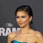 Зендая в платье из 65 тысяч перьев на красной дорожке